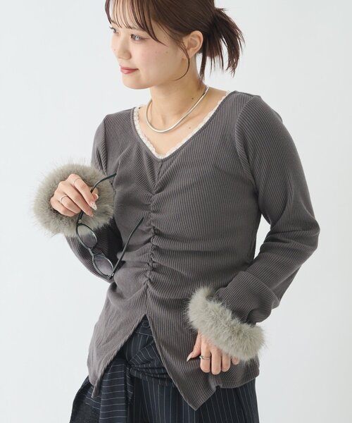 mystic(ミスティック)の「【@__misa__03 × @__3yuuuu企画 】ファーカフスフロントギャザーTOPS(Tシャツ/カットソー・レディース・アイボリー/ネイビー/グレー・FREE)」の3枚目の写真
