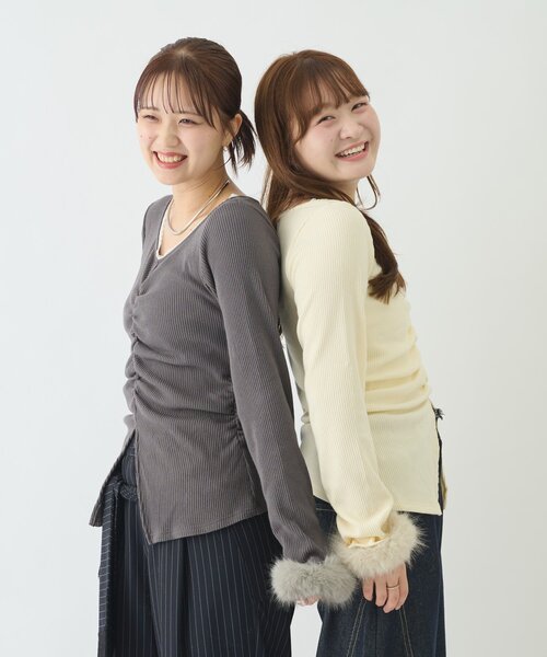 mystic(ミスティック)の「【@__misa__03 × @__3yuuuu企画 】ファーカフスフロントギャザーTOPS(Tシャツ/カットソー・レディース・アイボリー/ネイビー/グレー・FREE)」の4枚目の写真