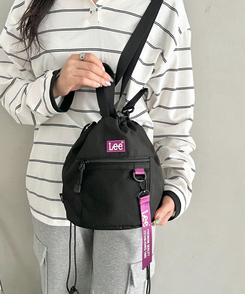 Lee(リー)の「Lee.撥水ポリエステル 2WAY巾着ショルダーバッグ.巾着バッグ(ショルダーバッグ・レディース・ブラック×グリーン/ブラック×ピンク/ブラック×パープル/ブラック×ホワイト/ブラック×ブラック・FREE)」の3枚目の写真