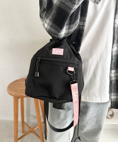 Lee(リー)の「Lee.撥水ポリエステル 2WAY巾着ショルダーバッグ.巾着バッグ(ショルダーバッグ・レディース・ブラック×グリーン/ブラック×ピンク/ブラック×パープル/ブラック×ホワイト/ブラック×ブラック・FREE)」の5枚目の写真