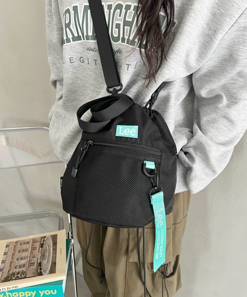 Lee(リー)の「Lee.撥水ポリエステル 2WAY巾着ショルダーバッグ.巾着バッグ(ショルダーバッグ・レディース・ブラック×グリーン/ブラック×ピンク/ブラック×パープル/ブラック×ホワイト/ブラック×ブラック・FREE)」の22枚目の写真