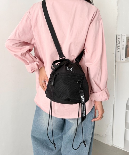 Lee(リー)の「Lee.撥水ポリエステル 2WAY巾着ショルダーバッグ.巾着バッグ(ショルダーバッグ・レディース・ブラック×グリーン/ブラック×ピンク/ブラック×パープル/ブラック×ホワイト/ブラック×ブラック・FREE)」の12枚目の写真