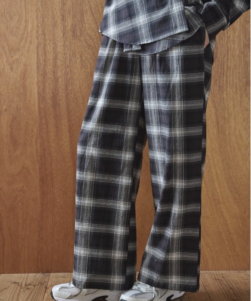 Anclear oui（アンクリアウィ）の「クレープチェックイージーパンツ（その他パンツ・レディース・ブラック/ブラウン・F）」の12枚目の写真