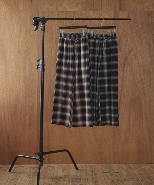 Anclear oui（アンクリアウィ）の「クレープチェックイージーパンツ（その他パンツ・レディース・ブラック/ブラウン・F）」の14枚目の写真