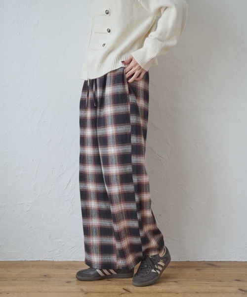 Anclear oui（アンクリアウィ）の「クレープチェックイージーパンツ（その他パンツ・レディース・ブラック/ブラウン・F）」の17枚目の写真