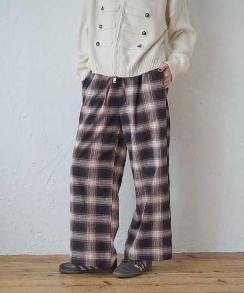 Anclear oui（アンクリアウィ）の「クレープチェックイージーパンツ（その他パンツ・レディース・ブラック/ブラウン・F）」の16枚目の写真