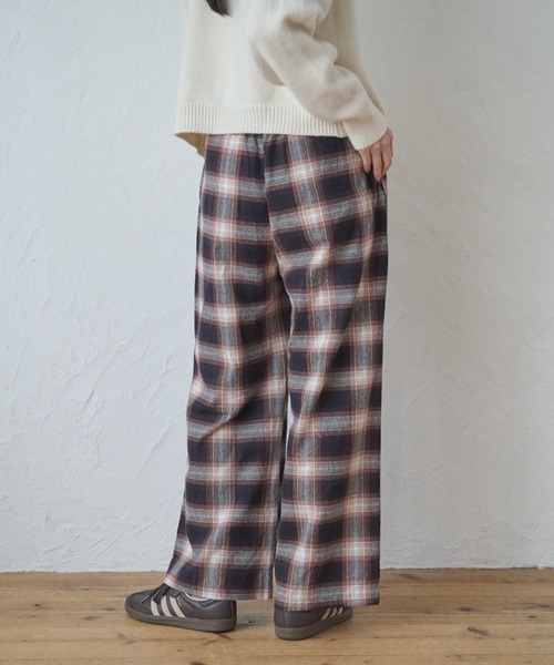 Anclear oui（アンクリアウィ）の「クレープチェックイージーパンツ（その他パンツ・レディース・ブラック/ブラウン・F）」の3枚目の写真