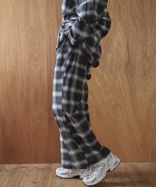 Anclear oui（アンクリアウィ）の「クレープチェックイージーパンツ（その他パンツ・レディース・ブラック/ブラウン・F）」の5枚目の写真