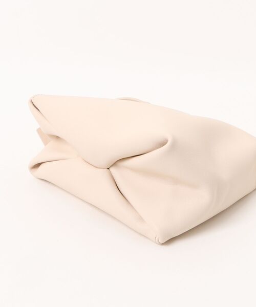 MM6 Maison Margiela（ｴﾑｴﾑｼｯｸｽ ﾒｿﾞﾝ ﾏﾙｼﾞｪﾗ）の「MM6 FOLDED J SHOULDER BAG（ショルダーバッグ・レディース・オフホワイト・FREE）」の3枚目の写真