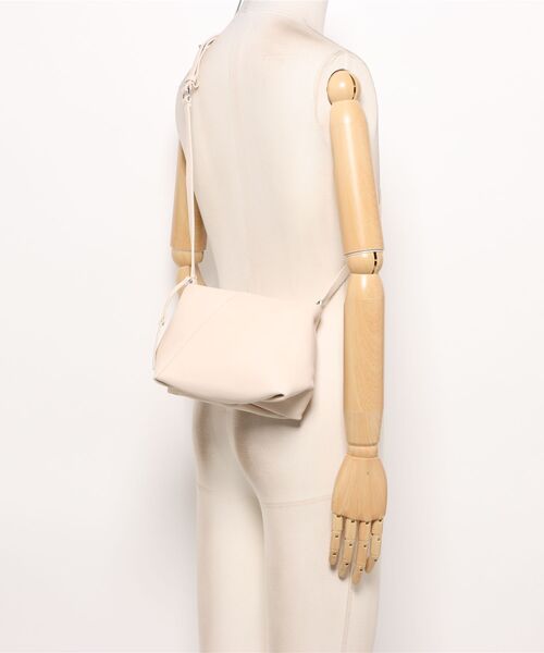 MM6 Maison Margiela（ｴﾑｴﾑｼｯｸｽ ﾒｿﾞﾝ ﾏﾙｼﾞｪﾗ）の「MM6 FOLDED J SHOULDER BAG（ショルダーバッグ・レディース・オフホワイト・FREE）」の5枚目の写真