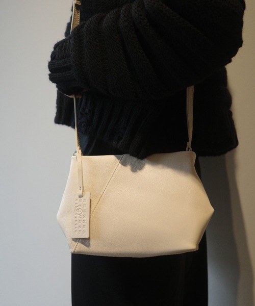 MM6 Maison Margiela（ｴﾑｴﾑｼｯｸｽ ﾒｿﾞﾝ ﾏﾙｼﾞｪﾗ）の「MM6 FOLDED J SHOULDER BAG（ショルダーバッグ・レディース・オフホワイト・FREE）」の6枚目の写真