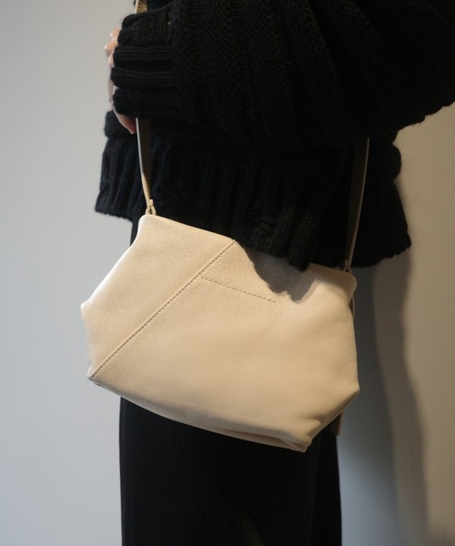 MM6 Maison Margiela（ｴﾑｴﾑｼｯｸｽ ﾒｿﾞﾝ ﾏﾙｼﾞｪﾗ）の「MM6 FOLDED J SHOULDER BAG（ショルダーバッグ・レディース・オフホワイト・FREE）」の7枚目の写真