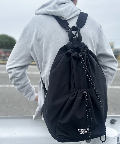 Reebok(リーボック)の「Reebok/リーボック 別注 ロゴ刺繍 2WAY バックパック&ワンショルダーバッグ ナイロン ドローコード ナップサック 男女兼用(バックパック/リュック・メンズ・ブラック/グレー・ONE SIZE)」の2枚目の写真