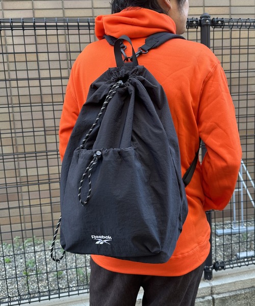 Reebok(リーボック)の「Reebok/リーボック 別注 ロゴ刺繍 2WAY バックパック&ワンショルダーバッグ ナイロン ドローコード ナップサック 男女兼用(バックパック/リュック・メンズ・ブラック/グレー・ONE SIZE)」の6枚目の写真
