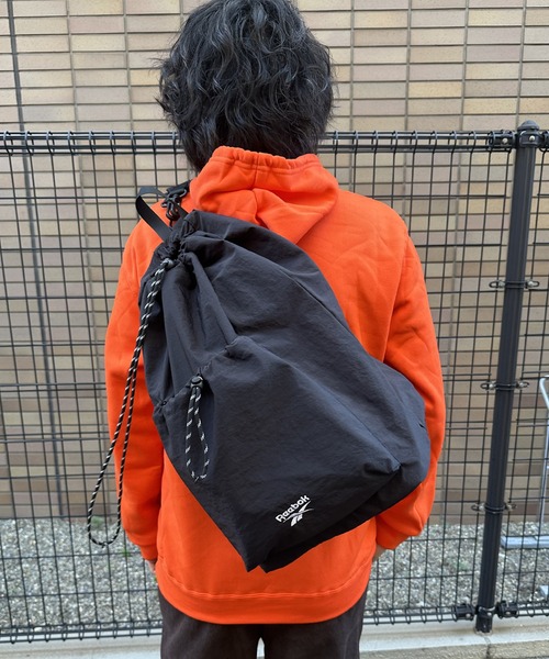 Reebok(リーボック)の「Reebok/リーボック 別注 ロゴ刺繍 2WAY バックパック&ワンショルダーバッグ ナイロン ドローコード ナップサック 男女兼用(バックパック/リュック・メンズ・ブラック/グレー・ONE SIZE)」の7枚目の写真
