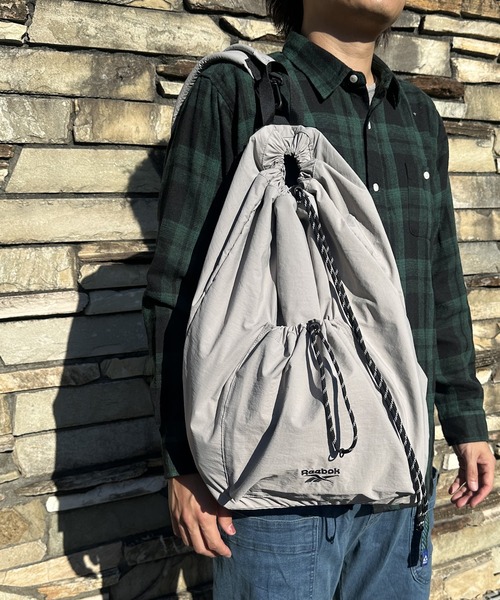 Reebok(リーボック)の「Reebok/リーボック 別注 ロゴ刺繍 2WAY バックパック&ワンショルダーバッグ ナイロン ドローコード ナップサック 男女兼用(バックパック/リュック・メンズ・ブラック/グレー・ONE SIZE)」の16枚目の写真