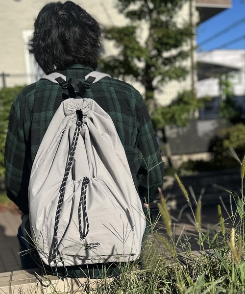 Reebok(リーボック)の「Reebok/リーボック 別注 ロゴ刺繍 2WAY バックパック&ワンショルダーバッグ ナイロン ドローコード ナップサック 男女兼用(バックパック/リュック・メンズ・ブラック/グレー・ONE SIZE)」の18枚目の写真