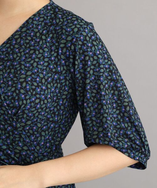 LAURA ASHLEY(ローラアシュレイ)の「【WEB限定/ジャージ素材/洗える/M_LL3サイズ】クィントン ヴァインズ柄ワンピース(ワンピース・レディース・ブラック系・38/40/42)」の7枚目の写真