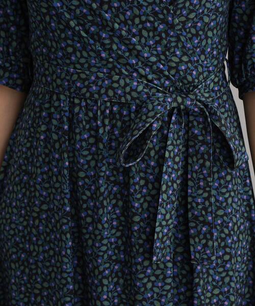LAURA ASHLEY(ローラアシュレイ)の「【WEB限定/ジャージ素材/洗える/M_LL3サイズ】クィントン ヴァインズ柄ワンピース(ワンピース・レディース・ブラック系・38/40/42)」の6枚目の写真
