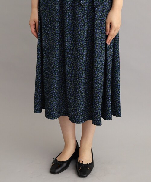 LAURA ASHLEY(ローラアシュレイ)の「【WEB限定/ジャージ素材/洗える/M_LL3サイズ】クィントン ヴァインズ柄ワンピース(ワンピース・レディース・ブラック系・38/40/42)」の5枚目の写真