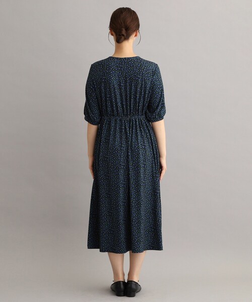 LAURA ASHLEY(ローラアシュレイ)の「【WEB限定/ジャージ素材/洗える/M_LL3サイズ】クィントン ヴァインズ柄ワンピース(ワンピース・レディース・ブラック系・38/40/42)」の2枚目の写真