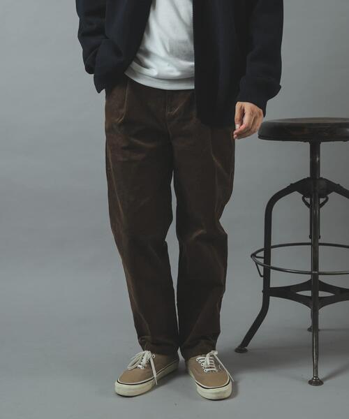 ITEMS URBANRESEARCH(アイテムズ アーバンリサーチ)の「細畝コーデュロイ タックテーパードパンツ(その他パンツ・メンズ・オリーブ/ダークブラウン/ベージュ/ブラック・MEDIUM/LARGE)」の6枚目の写真