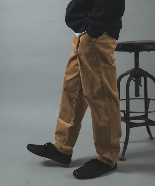 ITEMS URBANRESEARCH(アイテムズ アーバンリサーチ)の「細畝コーデュロイ タックテーパードパンツ(その他パンツ・メンズ・オリーブ/ダークブラウン/ベージュ/ブラック・MEDIUM/LARGE)」の11枚目の写真