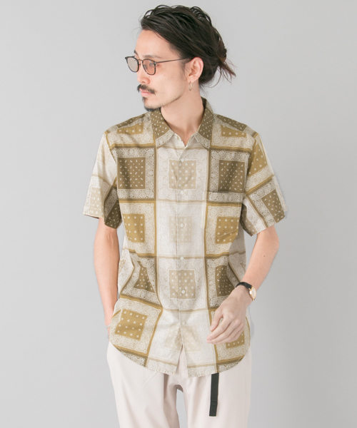 URBAN RESEARCH（アーバンリサーチ）の「UR 柄半袖レギュラーシャツ（シャツ/ブラウス・メンズ・ネイビー/ベージュ/イエロー/ホワイト系その他/レッド/ホワイト/ピンク・LARGE/MEDIUM）」の4枚目の写真