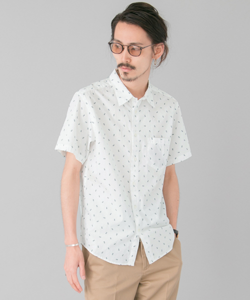 URBAN RESEARCH（アーバンリサーチ）の「UR 柄半袖レギュラーシャツ（シャツ/ブラウス・メンズ・ネイビー/ベージュ/イエロー/ホワイト系その他/レッド/ホワイト/ピンク・LARGE/MEDIUM）」の2枚目の写真