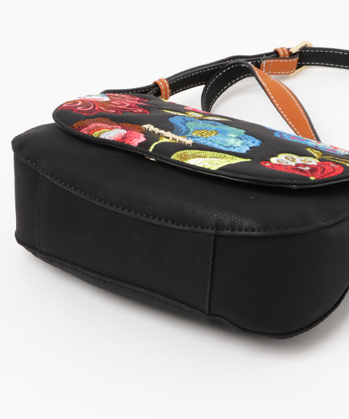 Desigual（デシグアル）の「「Desigual/デシグアル」刺繍入ショルダーバッグ（ショルダーバッグ・レディース・ブラック系その他・ONE SIZE）」の3枚目の写真