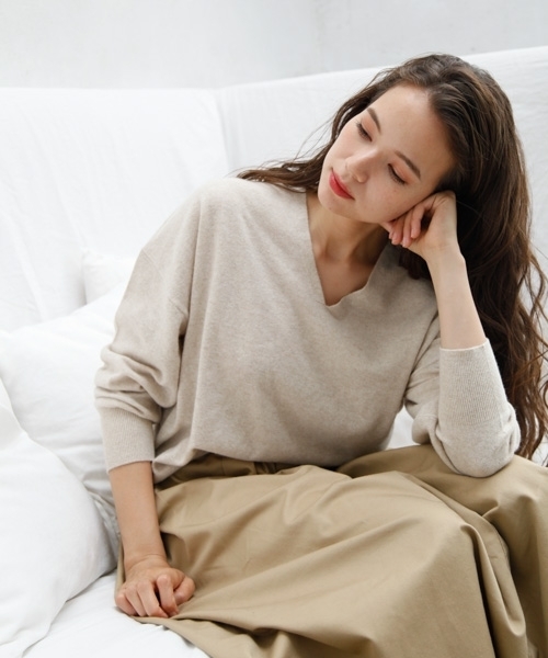 niko and...（ニコアンド）の「SOFFIOVネックプルオーバー（ニット/セーター・レディース・チャコールグレー/ベージュ/パープル/グレー/グリーン・MEDIUM/LARGE）」の3枚目の写真