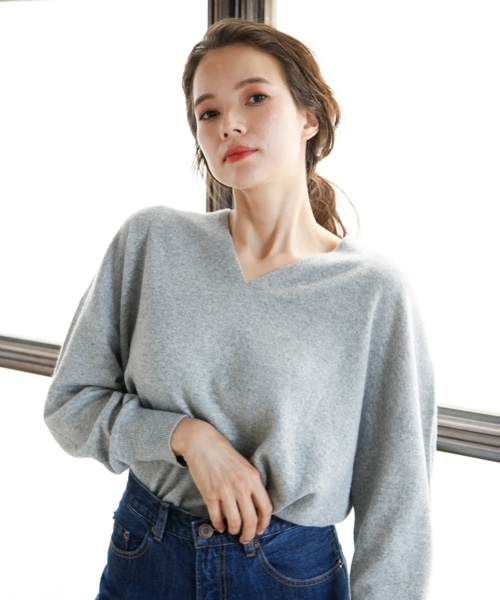 niko and...（ニコアンド）の「SOFFIOVネックプルオーバー（ニット/セーター・レディース・チャコールグレー/ベージュ/パープル/グレー/グリーン・MEDIUM/LARGE）」の2枚目の写真