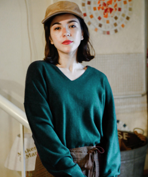 niko and...（ニコアンド）の「SOFFIOVネックプルオーバー（ニット/セーター・レディース・チャコールグレー/ベージュ/パープル/グレー/グリーン・MEDIUM/LARGE）」の4枚目の写真