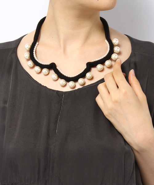 bpr BEAMS Women's（ビーピーアール　ビームス）の「GALERIE DES BAINS / ロープ&パール ネックレス（ネックレス・レディース・ブラック・ONE SIZE）」の2枚目の写真