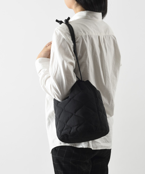 I.D.E.A international（イデアインターナショナル）の「Quilting Drawstring Bag（トートバッグ・レディース・ブラック/カーキ/イエロー・ﾌﾘ-）」の5枚目の写真