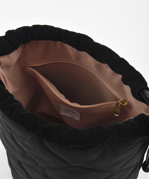 I.D.E.A international（イデアインターナショナル）の「Quilting Drawstring Bag（トートバッグ・レディース・ブラック/カーキ/イエロー・ﾌﾘ-）」の8枚目の写真