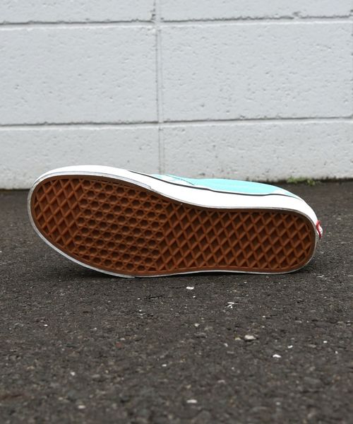 VANS（バンズ）の「VANS: 【エクスクルーシブ】 UA CLASSIC SLIP-ON（スリッポン・メンズ・ライトブルー/ワイン・8/8.5/9/9.5/10/11）」の17枚目の写真