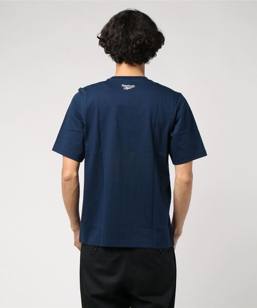 Reebok（リーボック）の「クラシックス ロゴ ポケット Tシャツ / Classics Logo Pocket Tee（Tシャツ/カットソー・メンズ・ネイビー/ブラック・SMALL/X-SMALL/LARGE/MEDIUM/XXX-LARGE/X-LARGE/XX-LARGE）」の5枚目の写真