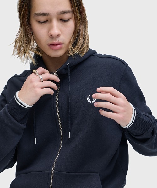 FRED PERRY（フレッドペリー）の「Hooded Zip Through Sweatshirt／フードジップアップパーカー（パーカー・メンズ・ブラック/ネイビー/カーキ/オフホワイト/グリーン/グレー/ブラック系その他/グレー系その他/ネイビー系/ホワイト系その他/ダークグリーン/ベージュ/マルーン・S/M/L/XL）」の19枚目の写真