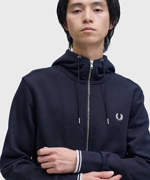 FRED PERRY（フレッドペリー）の「Hooded Zip Through Sweatshirt／フードジップアップパーカー（パーカー・メンズ・ブラック/ネイビー/カーキ/オフホワイト/グリーン/グレー/ブラック系その他/グレー系その他/ネイビー系/ホワイト系その他/ダークグリーン/ベージュ/マルーン・S/M/L/XL）」の14枚目の写真