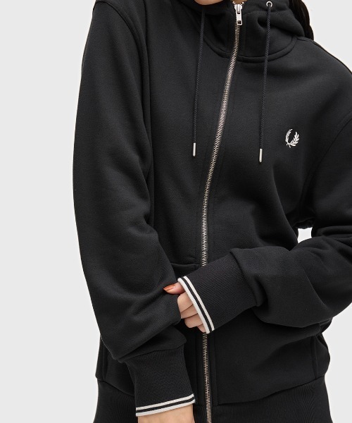 FRED PERRY(フレッドペリー)の「【ZOZOTOWN & ONLINESHOP限定カラー追加】Hooded Zip Through Sweatshirt/フードジップアップパーカー(パーカー・メンズ・ブラック/ネイビー/カーキ/オフホワイト/グリーン/グレー/ブラック系その他/グレー系その他/ネイビー系/ホワイト系その他/ダークグリーン/ベージュ/マルーン/ダークグレー/グリーン系その他・S/M/L/XL)」の17枚目の写真