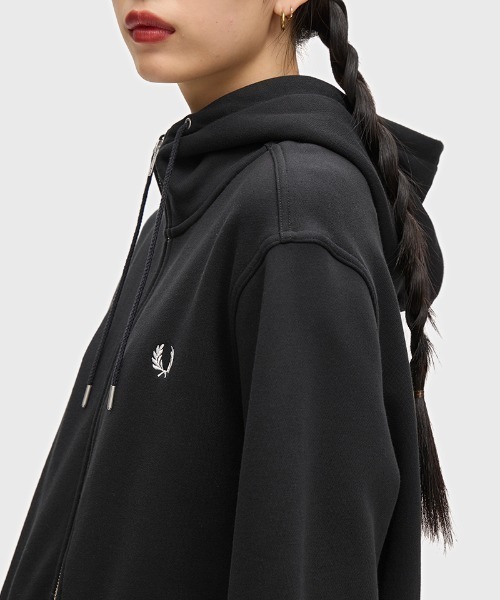 FRED PERRY(フレッドペリー)の「【ZOZOTOWN & ONLINESHOP限定カラー追加】Hooded Zip Through Sweatshirt/フードジップアップパーカー(パーカー・メンズ・ブラック/ネイビー/カーキ/オフホワイト/グリーン/グレー/ブラック系その他/グレー系その他/ネイビー系/ホワイト系その他/ダークグリーン/ベージュ/マルーン/ダークグレー/グリーン系その他・S/M/L/XL)」の18枚目の写真