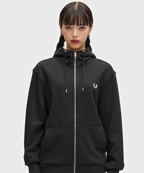 FRED PERRY(フレッドペリー)の「【ZOZOTOWN & ONLINESHOP限定カラー追加】Hooded Zip Through Sweatshirt/フードジップアップパーカー(パーカー・メンズ・ブラック/ネイビー/カーキ/オフホワイト/グリーン/グレー/ブラック系その他/グレー系その他/ネイビー系/ホワイト系その他/ダークグリーン/ベージュ/マルーン/ダークグレー/グリーン系その他・S/M/L/XL)」の19枚目の写真