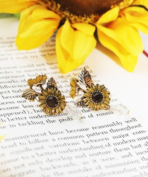 アクセサリー Axes向日葵モチーフイヤリング ピアス 両耳用 Axes Femme アクシーズファム のファッション