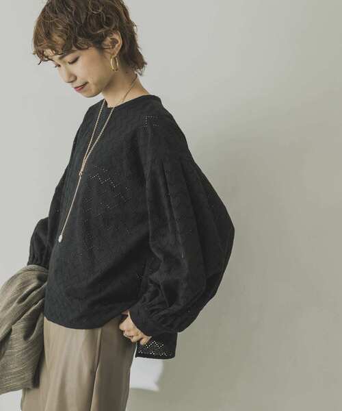 URBAN RESEARCH（アーバンリサーチ）の「幾何柄カットワークレースブラウス（シャツ/ブラウス・レディース・ブラック/オフホワイト・FREE）」の5枚目の写真