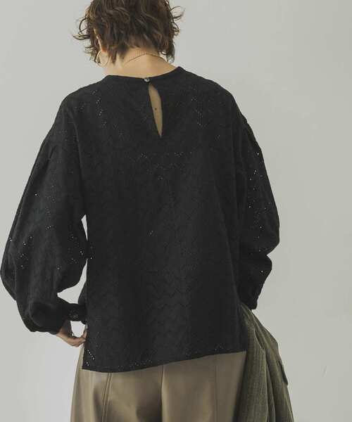 URBAN RESEARCH（アーバンリサーチ）の「幾何柄カットワークレースブラウス（シャツ/ブラウス・レディース・ブラック/オフホワイト・FREE）」の11枚目の写真