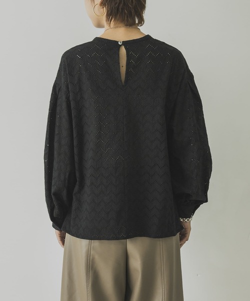 URBAN RESEARCH（アーバンリサーチ）の「幾何柄カットワークレースブラウス（シャツ/ブラウス・レディース・ブラック/オフホワイト・FREE）」の18枚目の写真