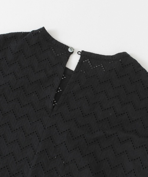 URBAN RESEARCH（アーバンリサーチ）の「幾何柄カットワークレースブラウス（シャツ/ブラウス・レディース・ブラック/オフホワイト・FREE）」の13枚目の写真