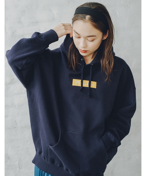 MILKFED.（ミルクフェド）の「EMBROIDERED BAR BIG SWEAT HOODIE（パーカー・レディース・ブラック/ベージュ/ネイビー/オフホワイト/ライトグリーン/ライトピンク/A/B/アッシュ・ONE SIZE）」の6枚目の写真
