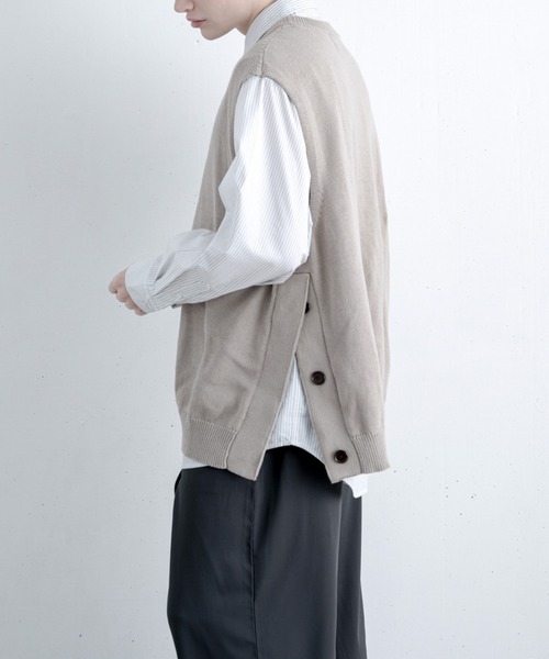 melt.（メルト）の「サイドスリットボタン リラックスニットベスト / side slit button relux KNIT VEST.（ベスト・メンズ・グレイッシュベージュ/グレイッシュブルー・SMALL/MEDIUM/LARGE）」の2枚目の写真